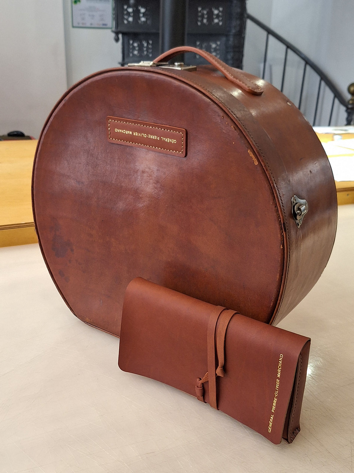 personnalisation de pièces anciennes en cuir artisan maroquinier france faméthic
