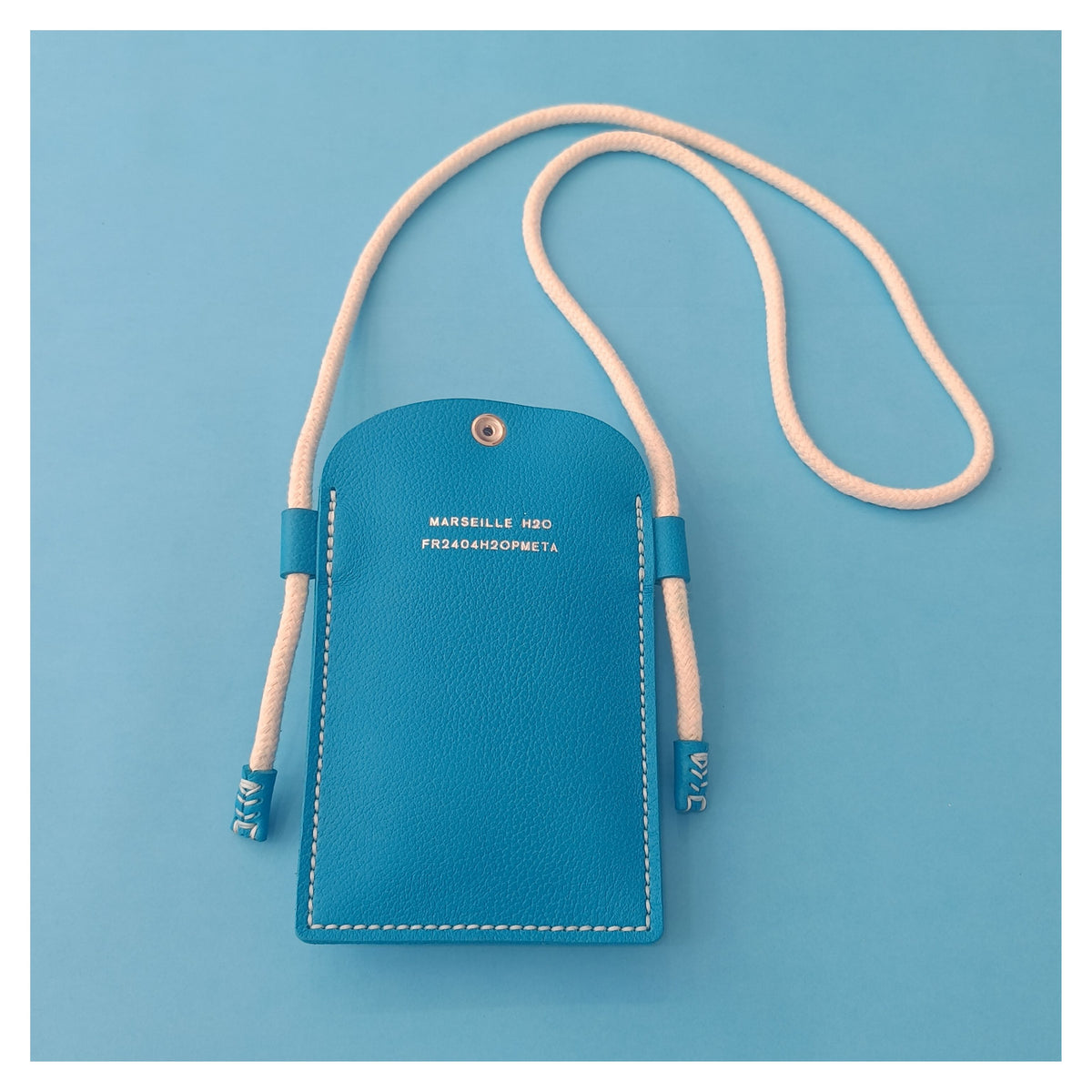 étui téléphone pochette papier voyage  cuir turquoise collection marseille H2O faméthic maroquinerie 