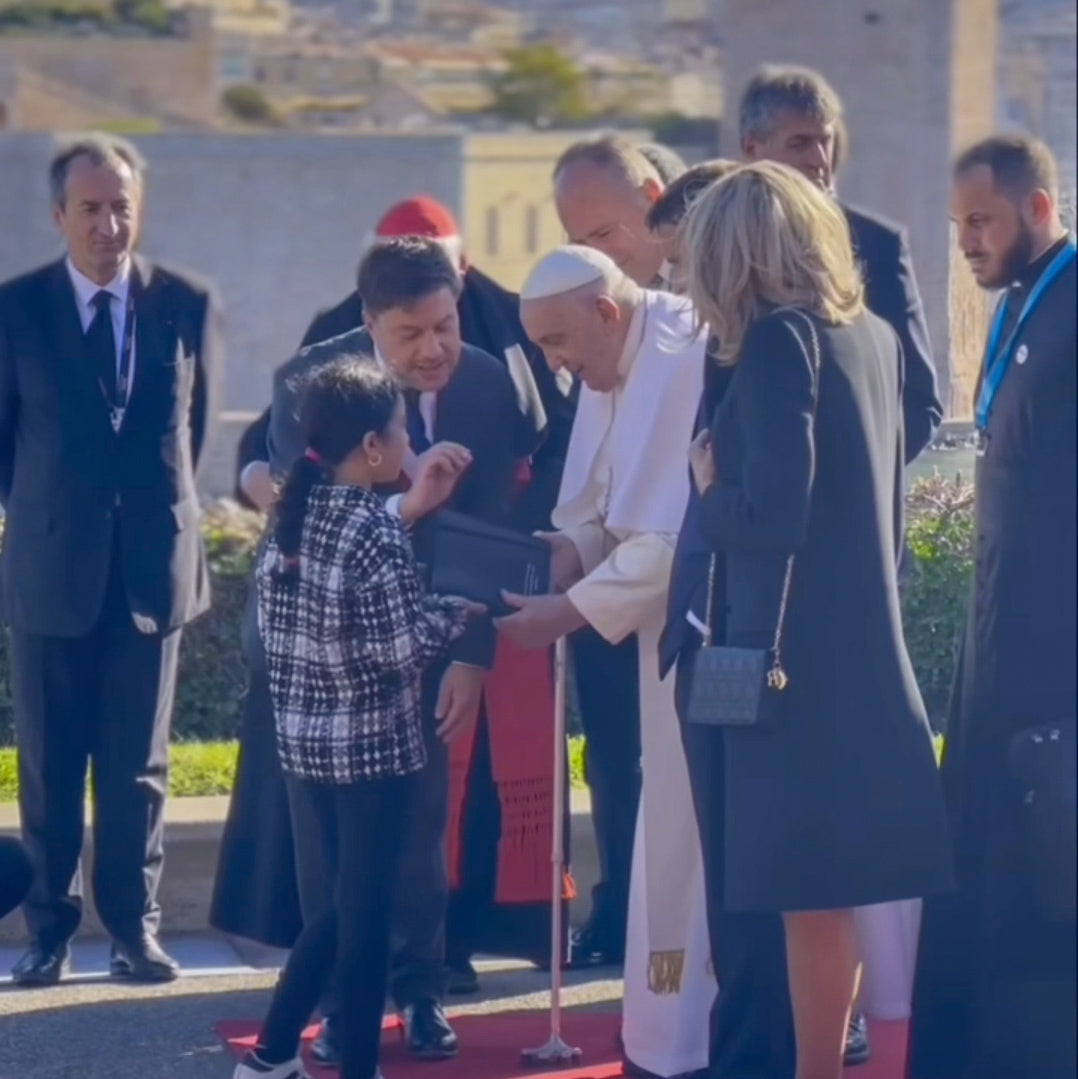 livre d'or pour la visite du pape françois maroquinerie faméthic