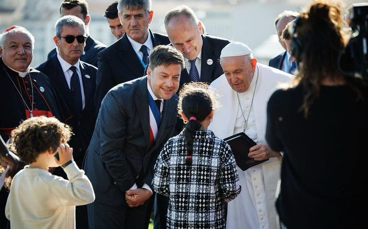 livre d'or pour la visite du pape françois maroquinerie Faméthic