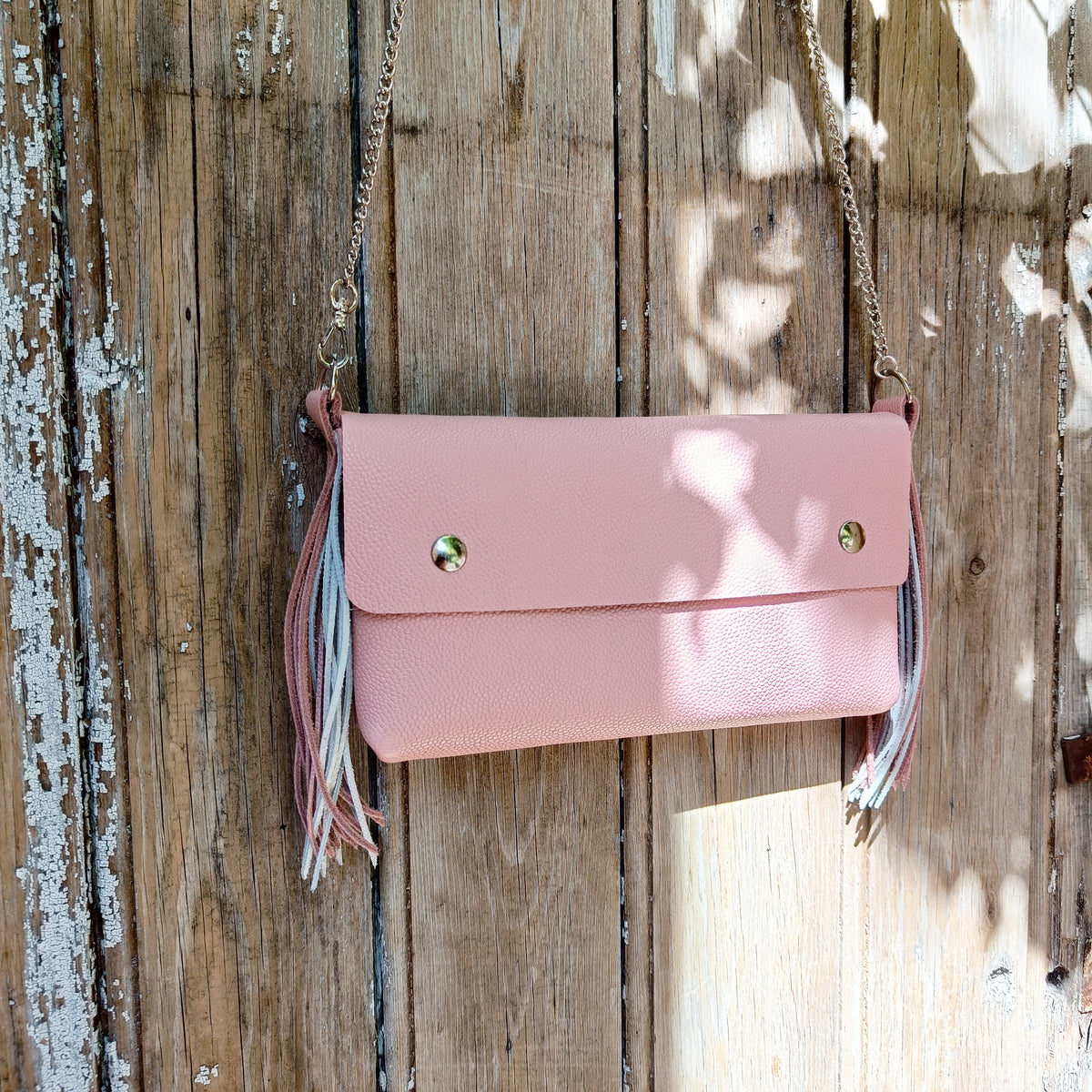 sac à main pochette anthyllis chaîne acier cuir français maroquinerie éthique responsable made in france faméthic rose bleu lavande blanc frange 